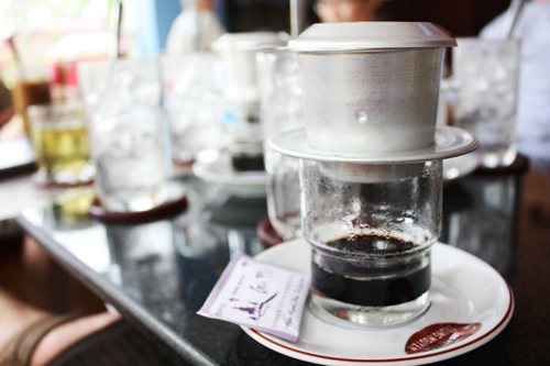 vietnamese coffee slow drip Bọt xà phòng trong tách... cà phê