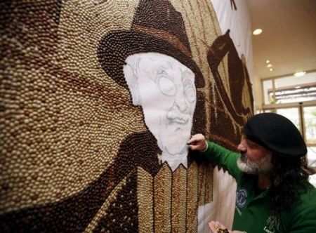 “Vẽ” tranh tài tình từ 1 triệu hạt cà phê