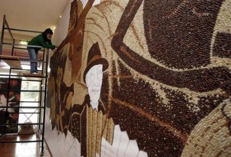 “Vẽ” tranh tài tình từ 1 triệu hạt cà phê