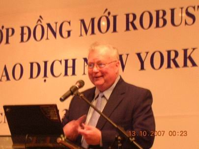 Ông Joseph J O'Neill, chuyên gia của sàn giao dịch New York đang giới thiệu cách thức giao dịch cà phê Robusta với các doanh nghiệp Việt Nam
