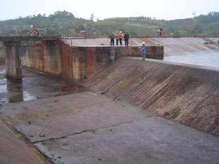 Công trình đập thủy lợi Đác R’tíh hiện nay mực nước đã giảm dưới mức ngưỡng tràn 0,5 m.