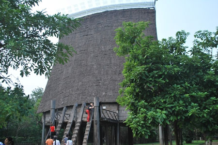 Nhà rông Tây Nguyên tại Bảo tàng Dân tộc học (Hà Nội)- kiến trúc nhà rông truyền thống như thế này ở Gia Lai đang ngày càng hiếm dần.