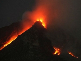 Núi lửa ở đảo Sumatra, Indonesia phun trào – hàng ngàn người trốn chạy