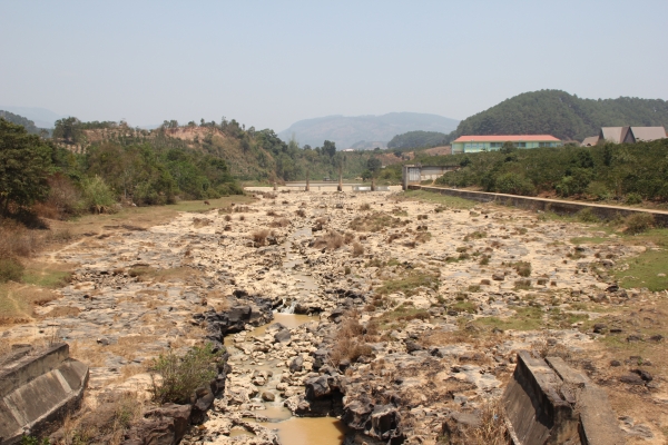 Sông Đạ đờn thuộc Huyện Lâm Hà trơ đáy - Dòng sông này chưa từng thấy bị cạn, ảnh Kinh Vu chụp ngày 19/3/2016
