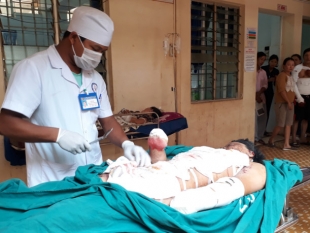 Đắk Lắk: Thiếu niên mất hai tay khi lắc phân bón