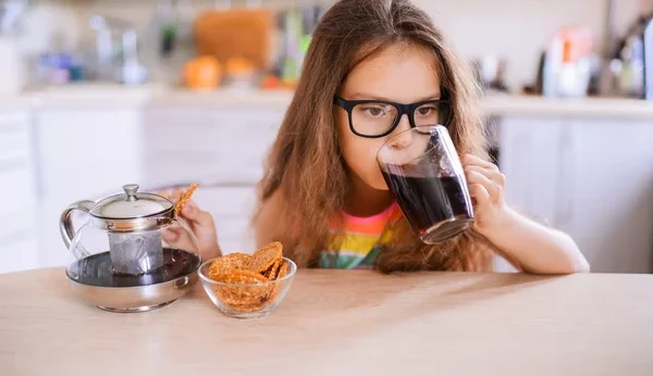 Vì sao không nên cho trẻ uống cà phê?