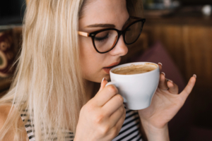 Cà phê và thức uống giàu caffeine khác là trà mang nhiều lợi ích cho sức khỏe (Ảnh minh họa từ Internet)