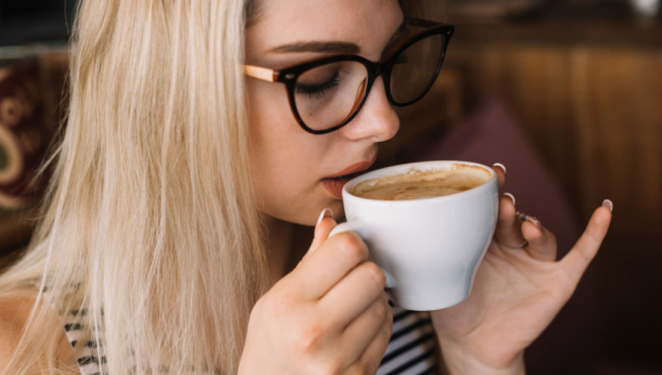 Cà phê và thức uống giàu caffeine khác là trà mang nhiều lợi ích cho sức khỏe (Ảnh minh họa từ Internet)