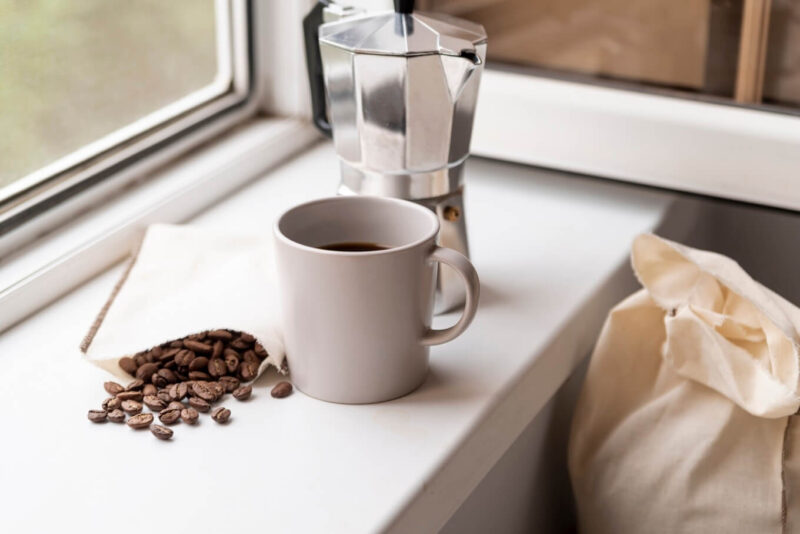 Cà phê pha tại nhà đã qua bộ lọc có thể giảm bớt lượng dầu cafetol và kahweol có nguy cơ làm tăng cholesterol. Ảnh: Freepik