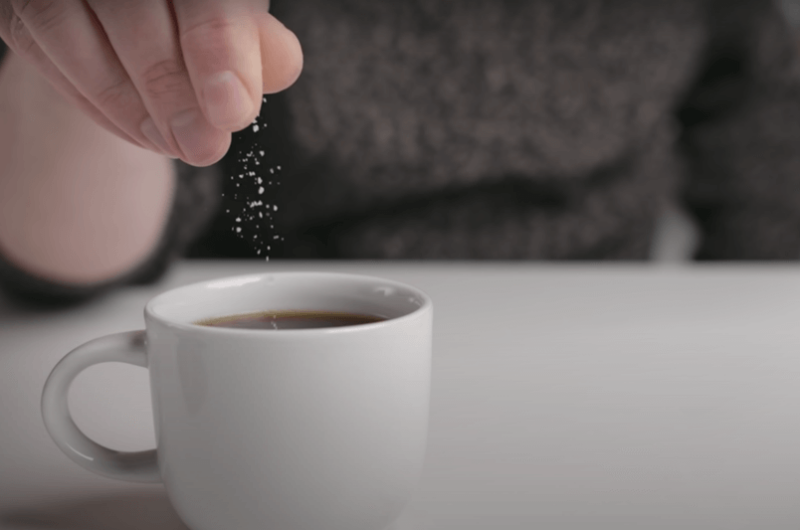 Thêm muối vào cà phê giảm vị đắng
