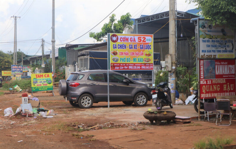 Dọc hai bên Quốc lộ 26 (đoạn đi qua xã Ea Kênh, Ea Yông và thị trấn Phước An) nhiều hàng quán phục vụ ăn uống mới mở mọc lên san sát nhau.