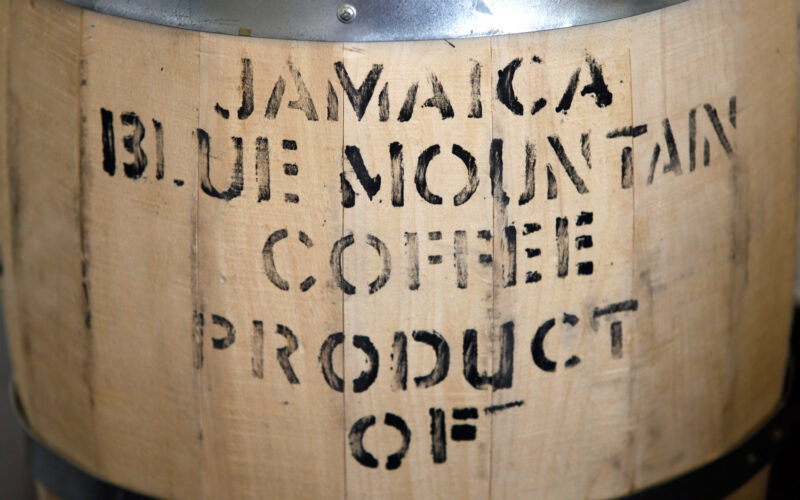 Cà phê Blue Mountain của Jamaica được đóng trong thùng gỗ