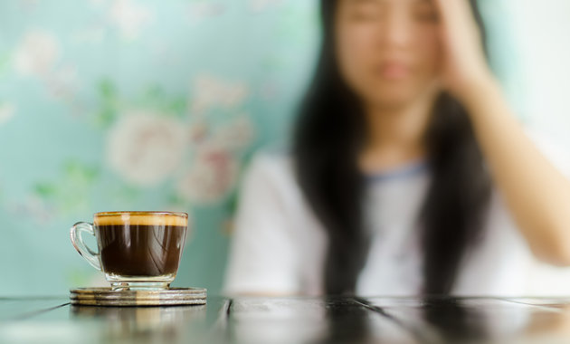 Hai tác động bất ngờ của cà phê lên chứng đau đầu