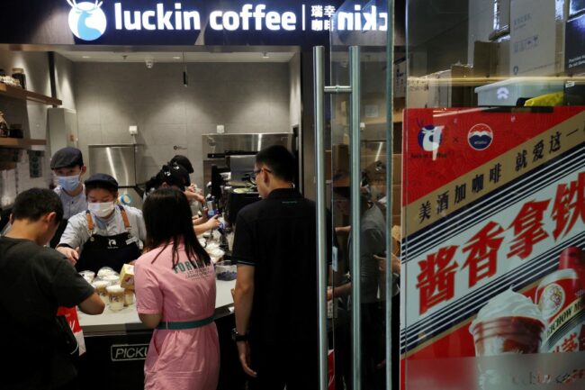 Cách Luckin Coffee vượt Starbucks thành chuỗi cà phê lớn nhất Trung Quốc