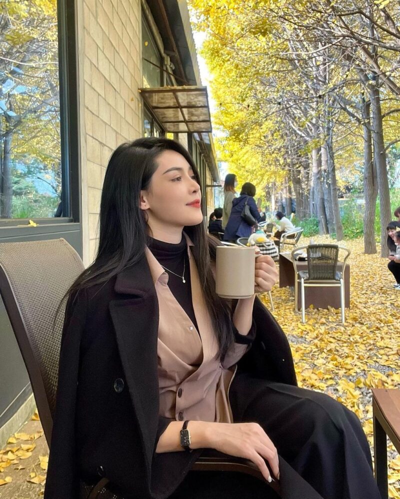 "Hot girl" Vũ Thanh Quỳnh cũng từng đến Yelo Coffee. Cô mất hơn 1 tiếng di chuyển từ Seoul chỉ để uống một ly cà phê nhưng rất hài lòng khi được ngồi giữa trời thu, gió mát, nắng vàng (Ảnh: @Quinni.92).