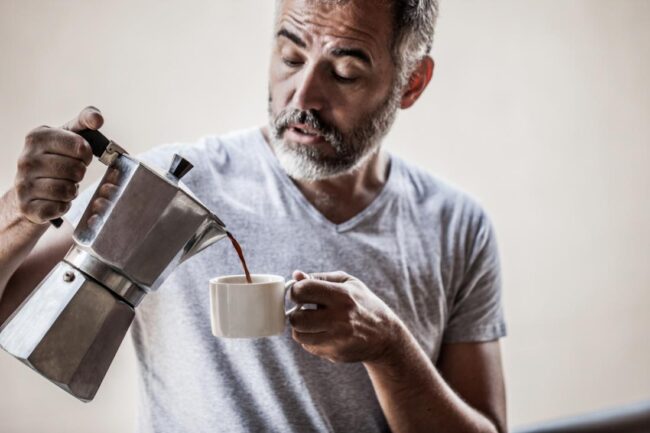 Nghiên cứu mới: Trên 45 tuổi nên uống cà phê hằng ngày