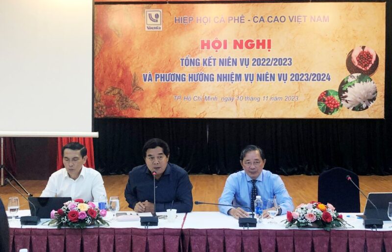 Ông Nguyễn Nam Hải (bên phải ngoài cùng), Chủ tịch VICOFA. Hội nghị “Tổng kết niên vụ cà phê 2022 – 2023 và phương hướng nhiệm vụ niên vụ 2023 – 2024”. Ảnh: L. Hoàng