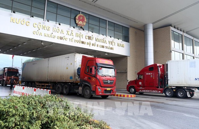 Hoạt động xuất nhập khẩu sầu riêng qua Cửa khẩu quốc tế đường bộ số II KIm Thành, tỉnh Lào Cai. Ảnh: Quốc Khánh - TTXVN