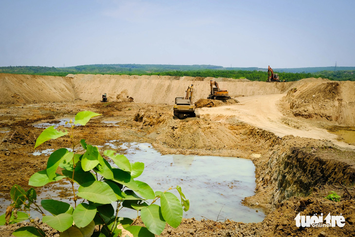 Nông dân Tây Nguyên đang làm mọi cách từ đào ao, khoan giếng để tìm nước cứu cây trồng - Ảnh: TẤN LỰC