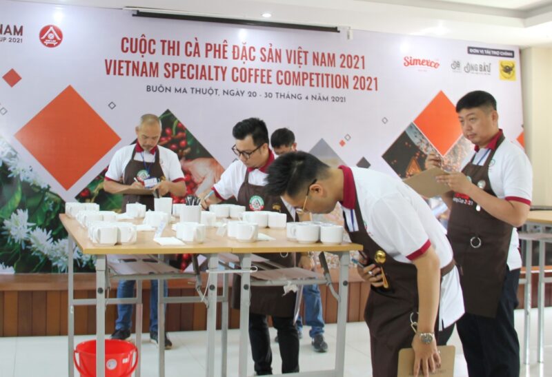 Ban giám khảo chấm điểm các mẫu cà phê tham dự Cuộc thi Cà phê đặc sản Việt Nam năm 2021.