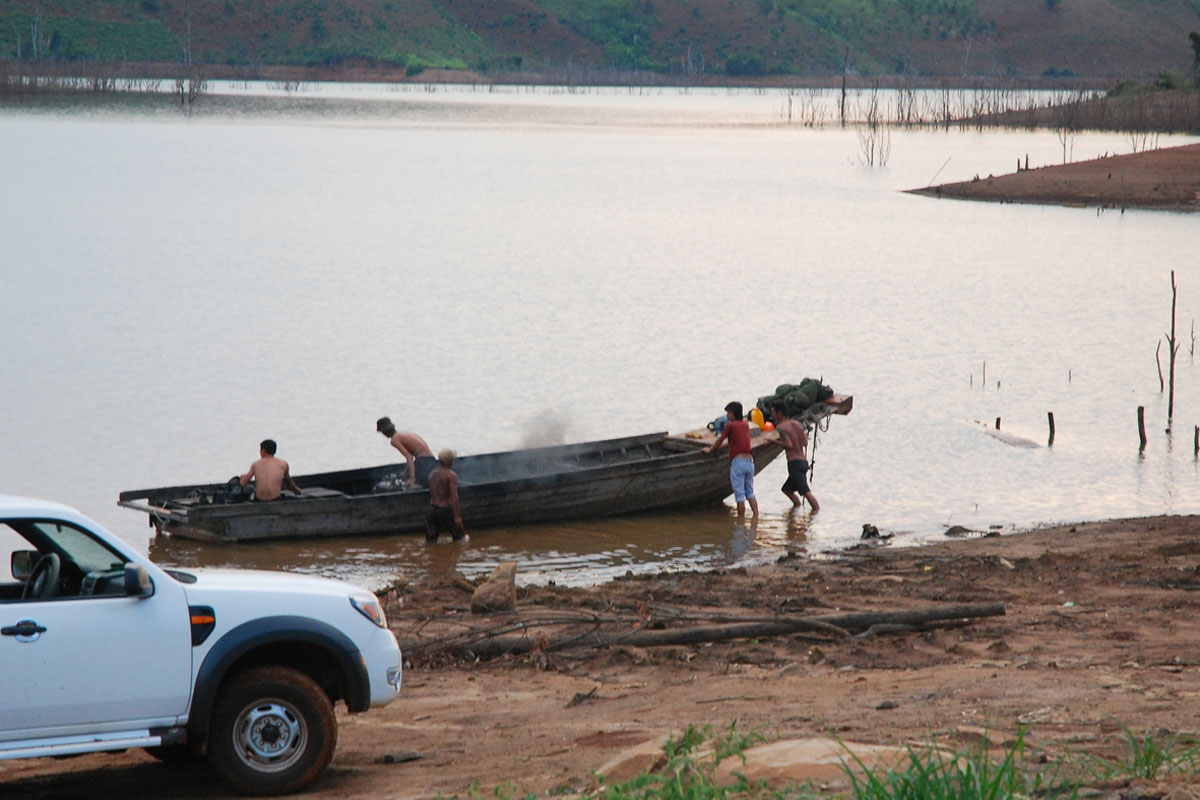 Các đối tượng chuẩn bị về lại nơi khai thác gỗ thuộc huyện Sa Thầy, Kon Tum. Ảnh: Nguyễn Giác