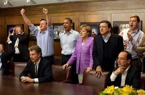 Thủ tướng Anh Davide Cameron, Tổng thống Mỹ Barack Obama, Thủ tướng Đức Angela Merkel, Chủ tịch ủy ban châu Âu Jose Manuel Barroso và những người khác hò reo cổ vũ khi tranh thủ giờ giải lao để theo dõi trận chung kết cúp C1 giữa Chelsea và Bayern Munich tại phòng họp ở Trại David trong khuôn khổ Hội nghị Thượng đỉnh G8.