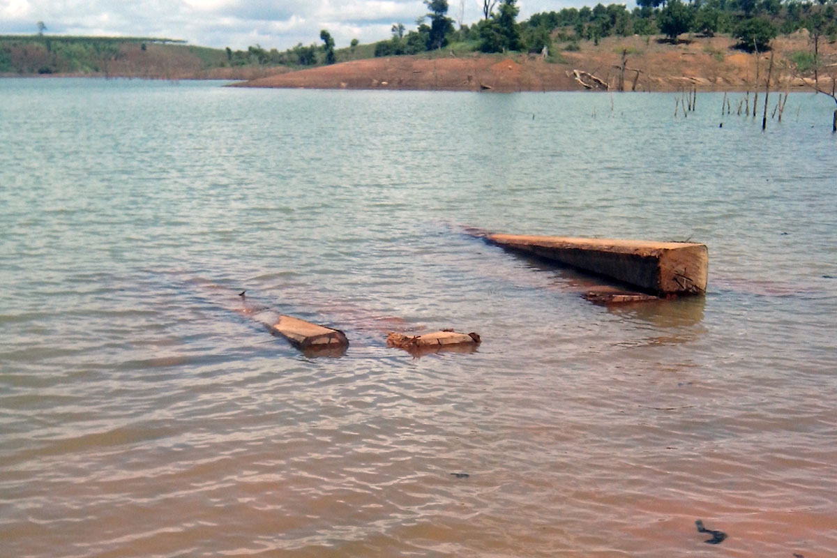 Những khối gỗ hộp nằm dưới lòng sông mà phóng viên phát hiện những ngày trước đó. Ảnh: Nguyễn Giác