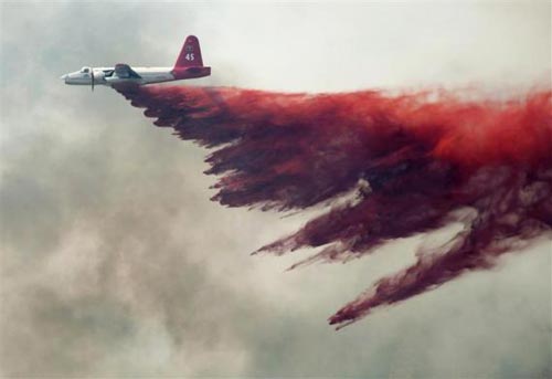 Máy bay cứu hỏa thả hỗn hợp chất dập lửa tại Wellington, Nevada hôm 23/5.